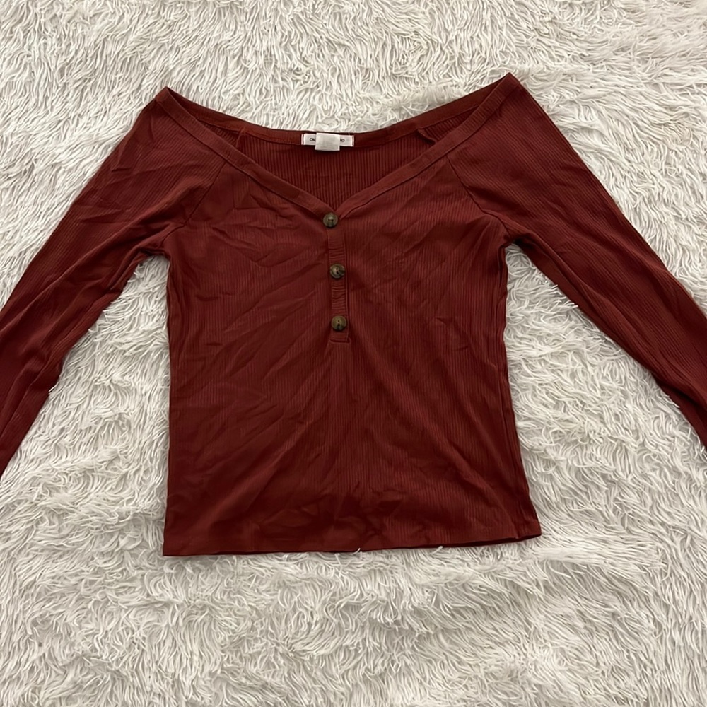 Wide shoulder form fitting semi crop top
